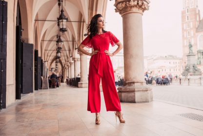 Frau mit rotem schickem Jumpsuit