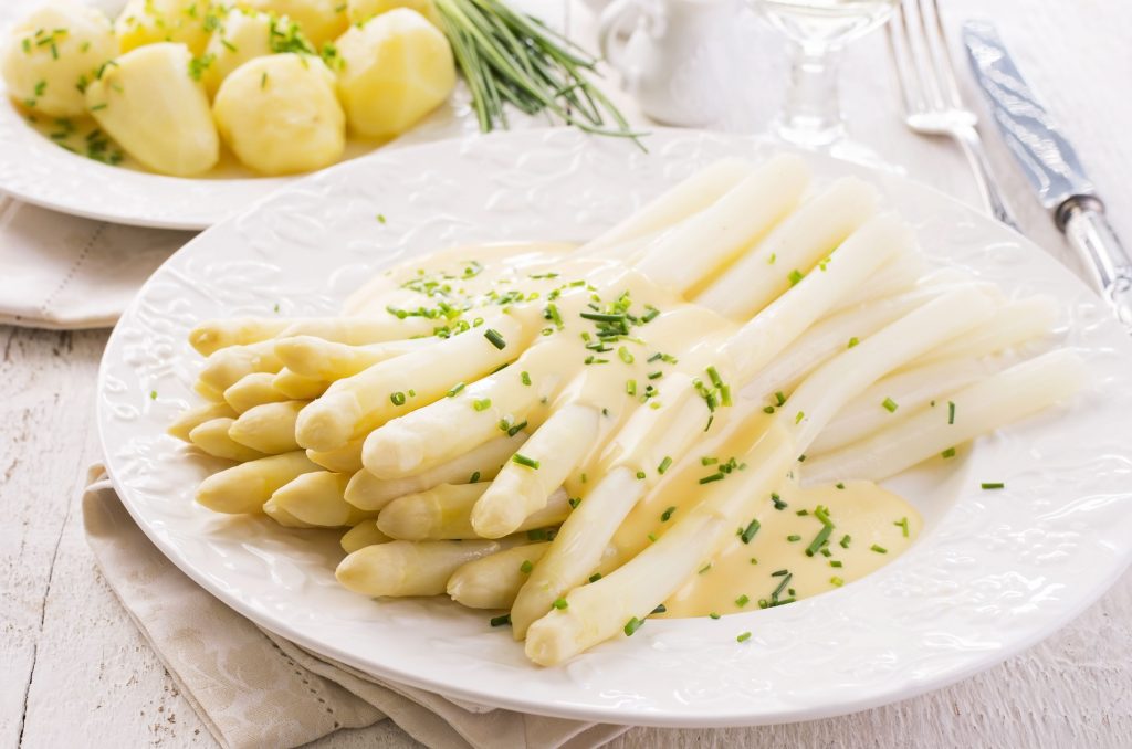 Gekochte Spargel mit Sauce auf Teller