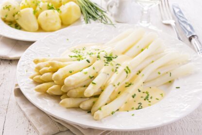 Gekochte Spargel mit Sauce auf Teller