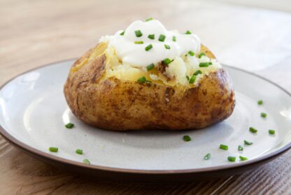 Ofenkartoffel mit Kräutersauce auf ein Teller